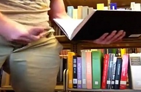 Gay caliente masturbándose en una biblioteca