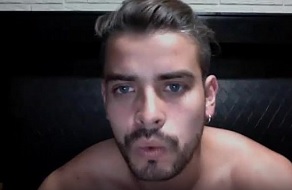 Encuentra a un hombre masturbándose en el chatroulette gay