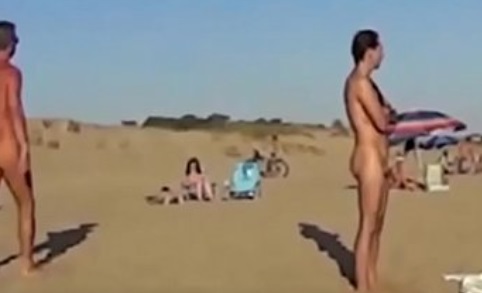 Graban a unos gays follando en una playa nudista