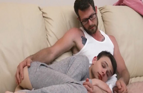 Hijastro twink viene a dormir en la polla de su padrastro