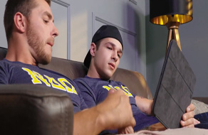 Carter Woods mirando porno con Jayden Marcos