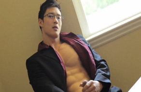 Coreano gay masturbándose en la oficina