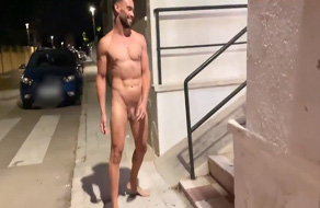 Atrevido gay desnudo por la calle en Barcelona de noche