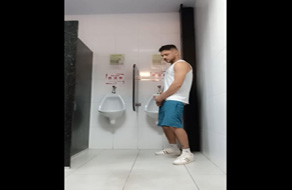 Thiago Bh haciéndose pajas en el baño