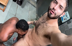 Marcos Baco se trae a un negro a la ducha